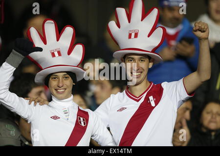 Concepcion, Cile. 3 Luglio, 2015. I fan del Perù pongono prima della partita per il terzo posto della Coppa America Cile 2015 tra il Perù e Paraguay, svoltasi in stadio comunale "estere Alcaldesa Roa Rebolledo', in Concepcion, Cile, il 3 luglio 2015. Credito: Jorge Villegas/Xinhua/Alamy Live News Foto Stock