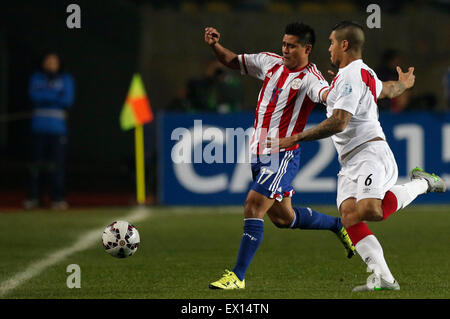 Concepcion, Cile. 3 Luglio, 2015. Il Perù Juan Cargas (R) il sistema VIES con il Paraguay di Osvaldo Martinez durante la partita per il terzo posto della Coppa America Cile 2015, svoltasi in stadio comunale "estere Alcaldesa Roa Rebolledo', in Concepcion, Cile, il 3 luglio 2015. Credito: Jorge Villegas/Xinhua/Alamy Live News Foto Stock