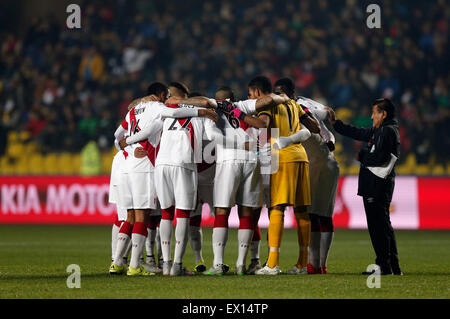 Concepcion, Cile. 3 Luglio, 2015. I giocatori del Perù raccogliere prima della partita per il terzo posto della Coppa America Cile 2015 contro il Paraguay, svoltasi in stadio comunale "estere Alcaldesa Roa Rebolledo', in Concepcion, Cile, il 3 luglio 2015. Credito: Jorge Villegas/Xinhua/Alamy Live News Foto Stock