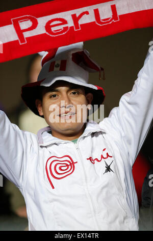 Concepcion, Cile. 3 Luglio, 2015. Una ventola del Perù pone prima della partita per il terzo posto della Coppa America Cile 2015 tra il Perù e Paraguay, svoltasi in stadio comunale "estere Alcaldesa Roa Rebolledo', in Concepcion, Cile, il 3 luglio 2015. Credito: Jorge Villegas/Xinhua/Alamy Live News Foto Stock