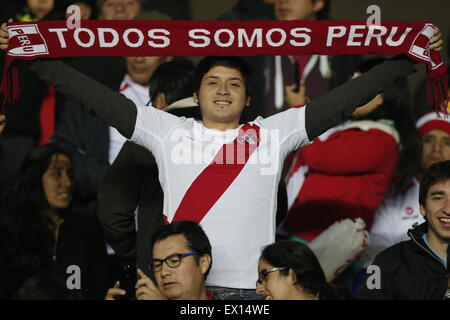 Concepcion, Cile. 3 Luglio, 2015. Una ventola del Perù pone prima della partita per il terzo posto della Coppa America Cile 2015 tra il Perù e Paraguay, svoltasi in stadio comunale "estere Alcaldesa Roa Rebolledo', in Concepcion, Cile, il 3 luglio 2015. Credito: Jorge Villegas/Xinhua/Alamy Live News Foto Stock