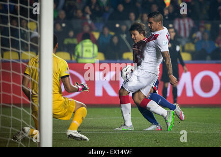 Concepcion, Cile. 3 Luglio, 2015. Il Perù Juan Vargas (R) il sistema VIES con il Paraguay di Oscar Romero durante la partita per il terzo posto della Coppa America Cile 2015, svoltasi in stadio comunale "estere Alcaldesa Roa Rebolledo', in Concepcion, Cile, il 3 luglio 2015. Credito: Pedro Mera/Xinhua/Alamy Live News Foto Stock