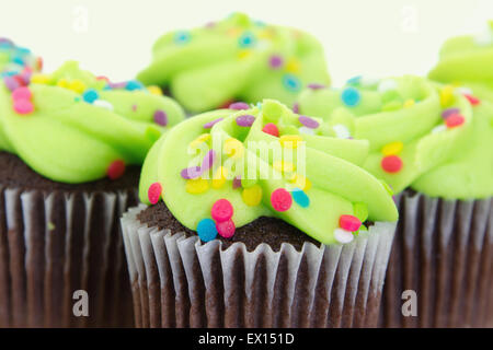 Immagine di stock di disposizione di pane appena sfornato e decorate in verde tortine Foto Stock