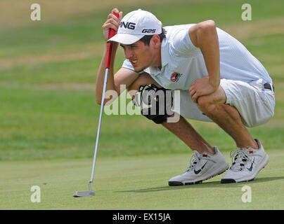 Albuquerque, NM, Stati Uniti d'America. 3 Luglio, 2015. Justin Knaubert ries per leggere il verde per il suo putt nel primo round di uomini della City Golf Championship giocato al Ladera Campo da Golf sabato. Venerdì di luglio. 03, 2015. Credito: Jim Thompson/Albuquerque ufficiale/ZUMA filo/Alamy Live News Foto Stock