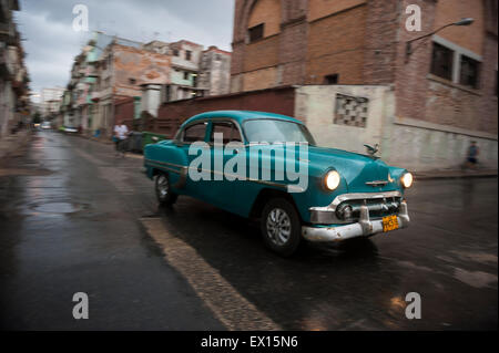 L'Avana, Cuba - Giugno, 2011: Classic 50s unità auto attraverso le buie strade del Centro dopo un acquazzone. Foto Stock