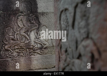 Dettagli di Apsara rilievi a pilastri del tempio di Prasat, Bayon Angkor Thom tempio, Siem Reap, Cambogia. Foto Stock