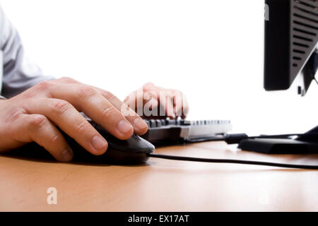 Primo piano di imprenditore lavora su computer desktop su sfondo bianco, messa a fuoco a portata di mano sul mouse Foto Stock