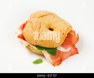 L'anello a forma di rotolo di pane (friselle) con fette di prosciutto Schwarzwald Foto Stock