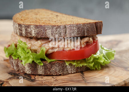 Sandwich con tonno e verdure su pane di segale Foto Stock