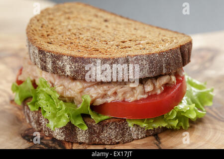 Sandwich con tonno e verdure su pane di segale Foto Stock