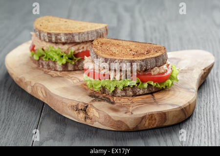 Sandwich con tonno e verdure su pane di segale Foto Stock