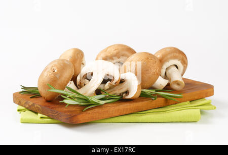 Fresco di funghi marrone sul bordo di taglio Foto Stock