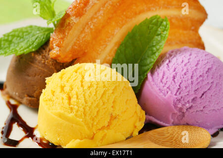 Palline di gelato con pasta biscotto di pastafrolla e salsa al cioccolato Foto Stock