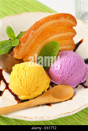 Palline di gelato con pasta biscotto di pastafrolla e salsa al cioccolato Foto Stock