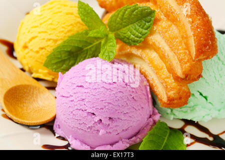 Palline di gelato con pasta biscotto di pastafrolla e salsa al cioccolato Foto Stock