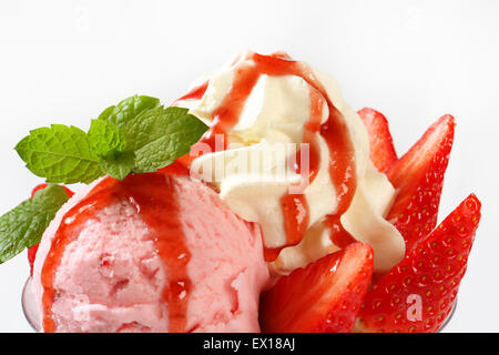 Gelato alla crema con fragole fresche e panna montata Foto Stock