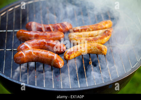 Salsicce sul barbecue Foto Stock