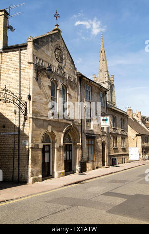 Chiesa di tutti i santi la guglia e vecchi borsisti Hall, Church Street, Stamford, Lincolnshire, England, Regno Unito Foto Stock