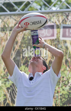 Il torneo di Wimbledon, Londra, Regno Unito. 04 Luglio, 2015. Ex Brtish numero 1 giocatore di tennis Tim Henman tenta di bilanciare una palla da rugby su un possibile delle palle da tennis Credito: amer ghazzal/Alamy Live News Foto Stock