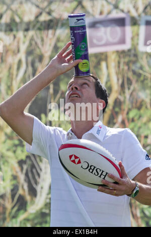 Il torneo di Wimbledon, Londra, Regno Unito. 04 Luglio, 2015. Ex Brtish numero 1 giocatore di tennis Tim Henman tenta di bilanciare una palla da rugby su un possibile delle palle da tennis Credito: amer ghazzal/Alamy Live News Foto Stock