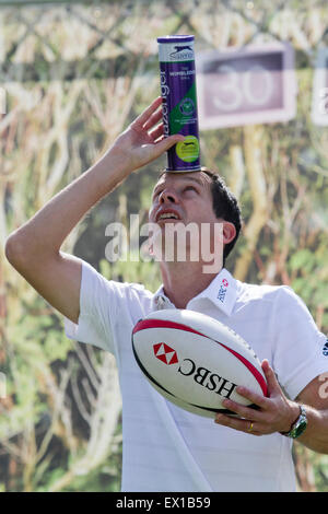 Il torneo di Wimbledon, Londra, Regno Unito. 04 Luglio, 2015. Ex British numero 1 giocatore di tennis Tim Henman tenta di bilanciare una palla da rugby su un possibile delle palle da tennis Credito: amer ghazzal/Alamy Live News Foto Stock