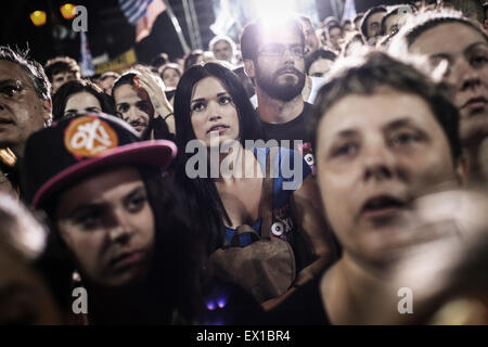 Atene, Grecia. 03 Luglio, 2015. Le persone al di fuori del parlamento greco durante una dimostrazione di supporto del no alla domenica il referendum in Atene, Grecia il 3 luglio 2015. Foto: Baltagiannis Socrates/dpa Credito: dpa picture alliance/Alamy Live News Foto Stock