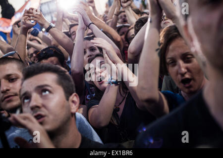 Atene, Grecia. 03 Luglio, 2015. Le persone applaudono al di fuori del parlamento greco durante una dimostrazione di supporto del no alla domenica il referendum in Atene, Grecia il 3 luglio 2015. Foto: Baltagiannis Socrates/dpa Credito: dpa picture alliance/Alamy Live News Foto Stock