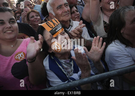 Atene, Grecia. 03 Luglio, 2015. Le persone applaudono al di fuori del parlamento greco durante una dimostrazione di supporto del no alla domenica il referendum in Atene, Grecia il 3 luglio 2015. Foto: Baltagiannis Socrates/dpa Credito: dpa picture alliance/Alamy Live News Foto Stock