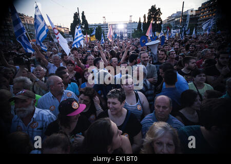 Atene, Grecia. 03 Luglio, 2015. Le persone al di fuori del parlamento greco durante una dimostrazione di supporto del no alla domenica il referendum in Atene, Grecia il 3 luglio 2015. Foto: Baltagiannis Socrates/dpa Credito: dpa picture alliance/Alamy Live News Foto Stock