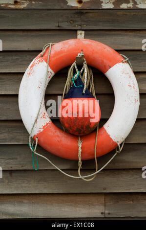 Lifebelt vintage e la boa su legno capanna di fisher Isle of Wight Inghilterra UK Europa Foto Stock