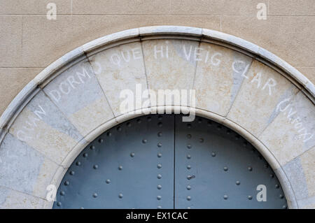 Graffiti in lingua catalana su una porta dell'Università di Girona dice: "Quando ho sonno vedo chiaramente'. La Catalogna. Spagna. Foto Stock