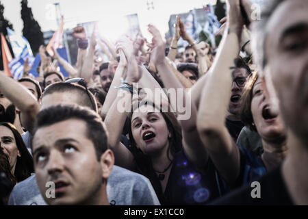 Atene, Grecia. 03 Luglio, 2015. Le persone applaudono al di fuori del parlamento greco durante una dimostrazione di supporto del no alla domenica il referendum in Atene, Grecia il 3 luglio 2015. Foto: Baltagiannis Socrates/dpa Credito: dpa picture alliance/Alamy Live News Foto Stock