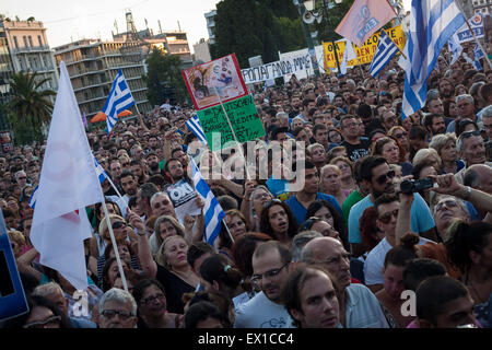 Atene, Grecia. 03 Luglio, 2015. Le persone al di fuori del parlamento greco durante una dimostrazione di supporto del no alla domenica il referendum in Atene, Grecia il 3 luglio 2015. Foto: Baltagiannis Socrates/dpa Credito: dpa picture alliance/Alamy Live News Foto Stock