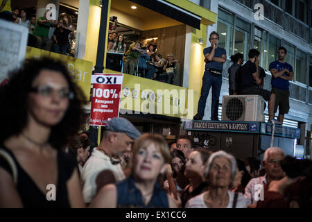 Atene, Grecia. 03 Luglio, 2015. Persone in Piazza Syntagma durante una dimostrazione di supporto del no alla domenica il referendum in Atene, Grecia il 3 luglio 2015. Foto: Socrates Baltagiannis/dpa Credito: dpa picture alliance/Alamy Live News Foto Stock