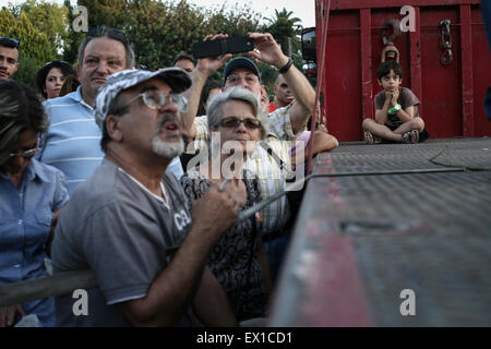 Atene, Grecia. 03 Luglio, 2015. Le persone al di fuori del parlamento greco durante una dimostrazione di supporto del no alla domenica il referendum in Atene, Grecia il 3 luglio 2015. Foto: Baltagiannis Socrates/dpa Credito: dpa picture alliance/Alamy Live News Foto Stock