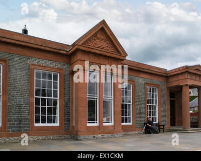 Moffat Town Hall una pietra arenaria georgiano edificio whinstone Dumfries and Galloway Scotland vibrante e vivace cittadina turistica sul fiume Annan bagni in precedenza Foto Stock