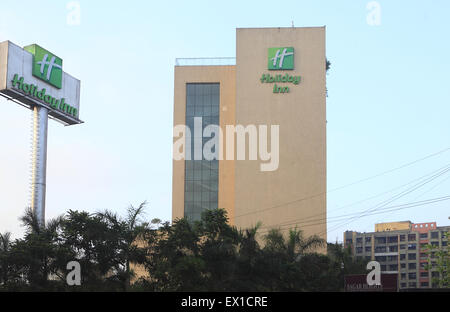 Mumbai, Maharashtra, India. Il 7 aprile, 2013. 07 aprile 2013, Mumbai :.L'Holiday Inn Hotel a Mumbai.catene alberghiere internazionali si stanno concentrando su aggressivi piani di espansione per l'India nonostante le sfide. Con una popolazione di più di 1,2 miliardi di euro, un'economia in crescita e un numero relativamente basso di alberghi di qualità nel mercato, albergatori sono desiderosi di essere coinvolti.Un trimestre dell'Hyatt Hotel future pianificate a livello globale sono in India. Hilton opera 12 alberghi in India, ma spera di avere 50 entro il 2016. Starwood Hotels e Resorts, cui i marchi includono Le MÅ½ridien, Sheraton e Westin nel suo portafoglio, ha ev Foto Stock