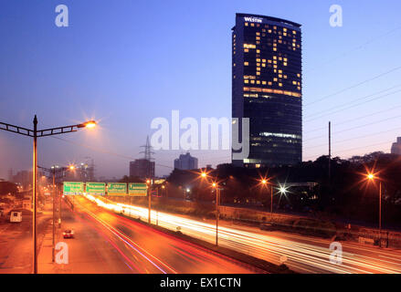 Mumbai, Maharashtra, India. Il 7 aprile, 2013. 07 aprile 2013, Mumbai :.The Westin Hotel a Mumbai.catene alberghiere internazionali si stanno concentrando su aggressivi piani di espansione per l'India nonostante le sfide. Con una popolazione di più di 1,2 miliardi di euro, un'economia in crescita e un numero relativamente basso di alberghi di qualità nel mercato, albergatori sono desiderosi di essere coinvolti.Un trimestre dell'Hyatt Hotel future pianificate a livello globale sono in India. Hilton opera 12 alberghi in India, ma spera di avere 50 entro il 2016. Starwood Hotels e Resorts, cui i marchi includono Le MÅ½ridien, Sheraton e Westin nel suo portafoglio, ha anche bi Foto Stock