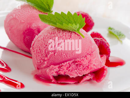 Il sorbetto di lamponi con menta fresca. Messa a fuoco selettiva Foto Stock