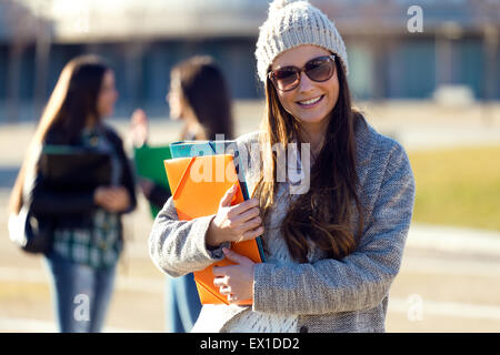 Ritratto di studente ragazza guardando la telecamera nel campus dell'universita'. Foto Stock