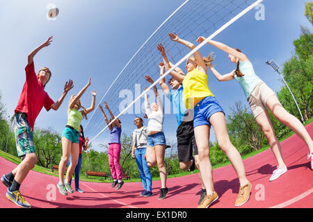 Vista fisheye del teens giocando a pallavolo sulla terra Foto Stock