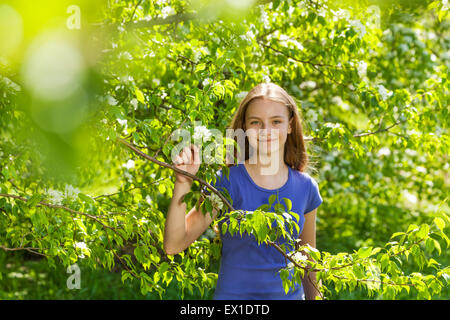 Ritratto di bella ragazza adolescente con pear tree Foto Stock