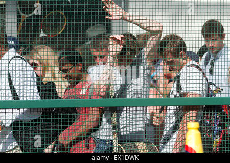 Il torneo di Wimbledon, Londra, Regno Unito. 4 Luglio, 2015. Gli appassionati di tennis in fila per i biglietti di Wimbledon in clima caldo del giorno sei del 2015 Wimbledon Tennis championships Credito: amer ghazzal/Alamy Live News Foto Stock