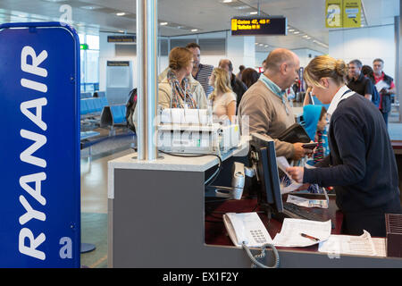 Ryanair area check-in, l'aeroporto di Stansted, Londra, Regno Unito Foto Stock