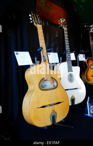 Guitar booth, liutaio, visualizzazione gypsy guitars al Festival Django Reinhardt, Samois sur seine, Francia. Foto Stock