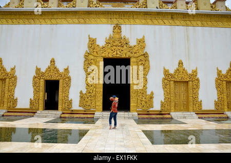 Tailandese donne viaggiare a Atumashi Kyaung Monastero a Mandalay, Myanmar. Foto Stock