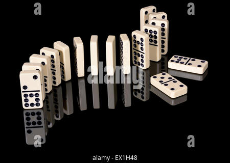 Domino permanente sulla fine pronto a ribaltarsi Foto Stock