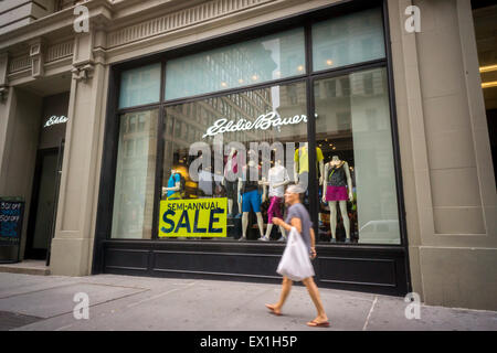 Un Eddie Bauer abbigliamento e all'aperto store in New York lunedì, 29 giugno 2015. (© Richard B. Levine) Foto Stock