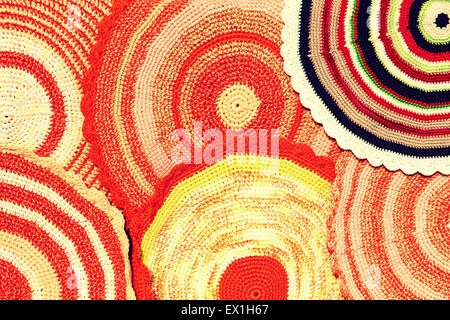 Round colorati tappeti fatti a mano prese closeup come sfondo astratto. Foto Stock