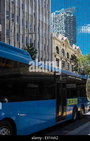 Abstract città di Auckland con moderni e antichi edifici, di riflessione e di bus, Nuova Zelanda. Foto Stock